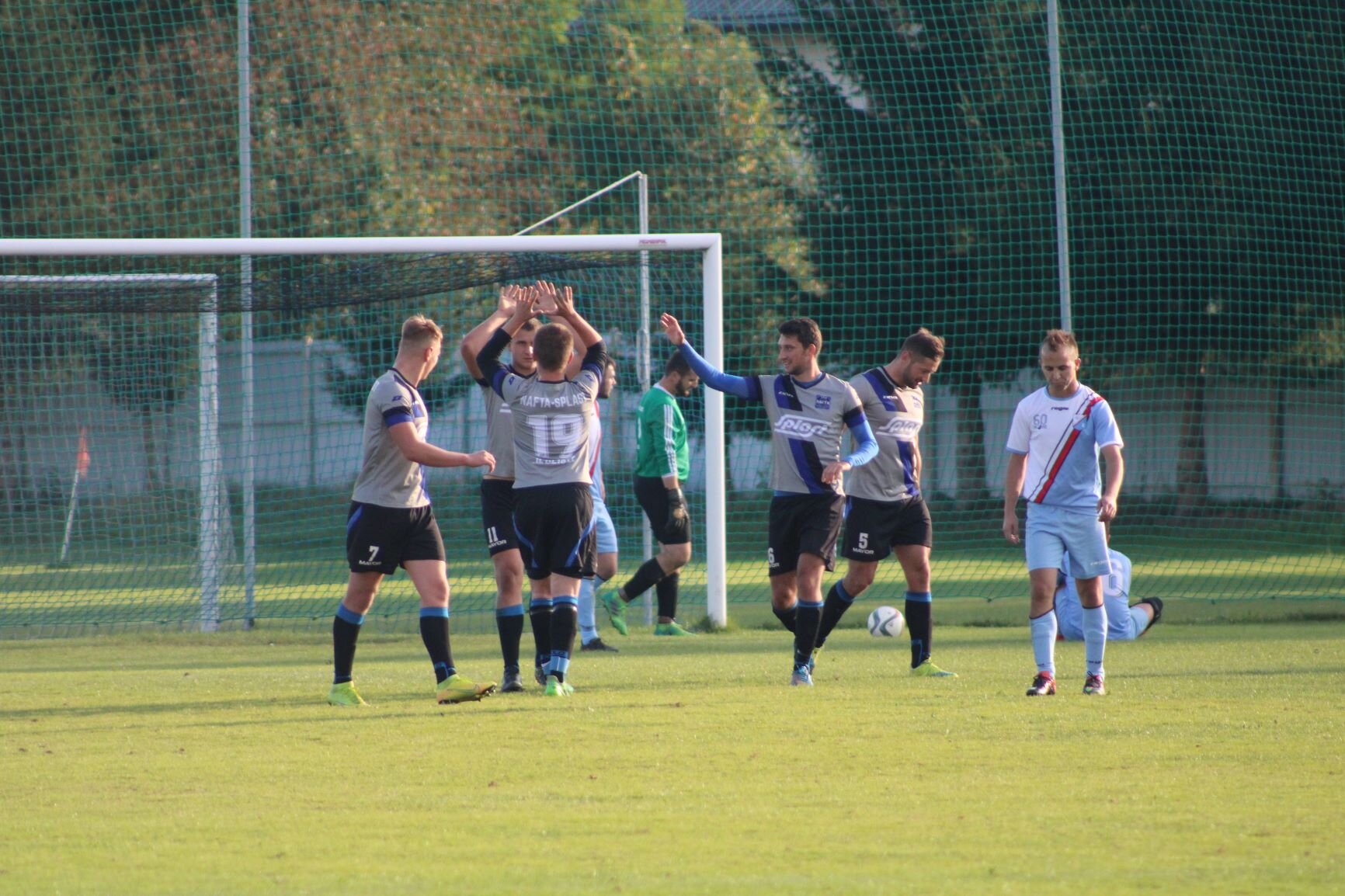 7 kolejka B KLASA seniorzy- ZKS NAFTA SPLAST II JEDLICZE – BŁĘKITNI ŻEGLCE 4:2 (2:2)